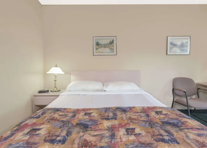 Golf hotel: Super 8 By Wyndham Golden